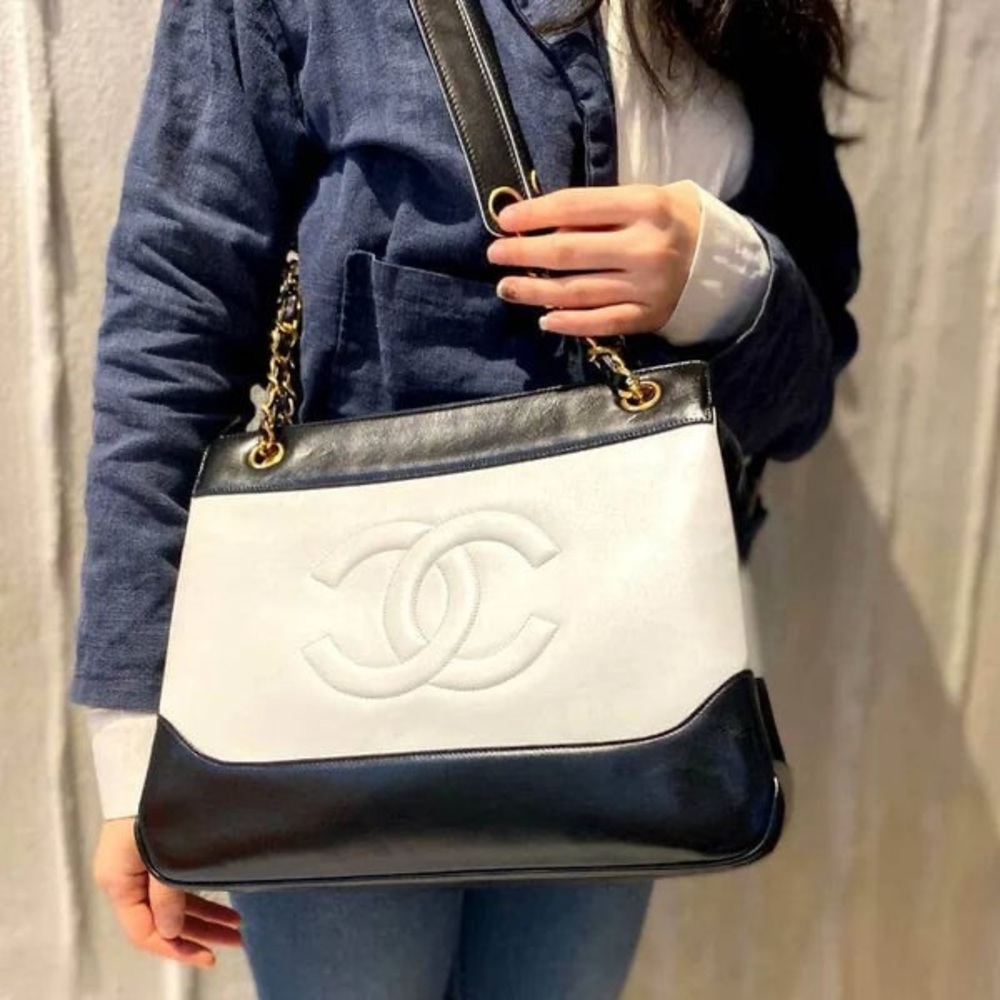 Authentic CHANEL bicolor vintage leather CC navy white leather tote - Picture 2 of 15